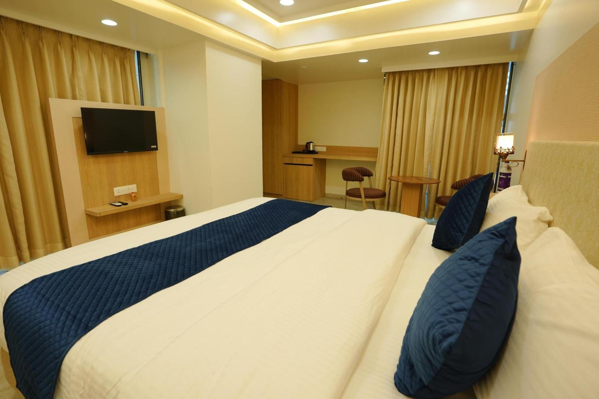 Hotel 6 Seasons, Koregoan Park, プネ エクステリア 写真