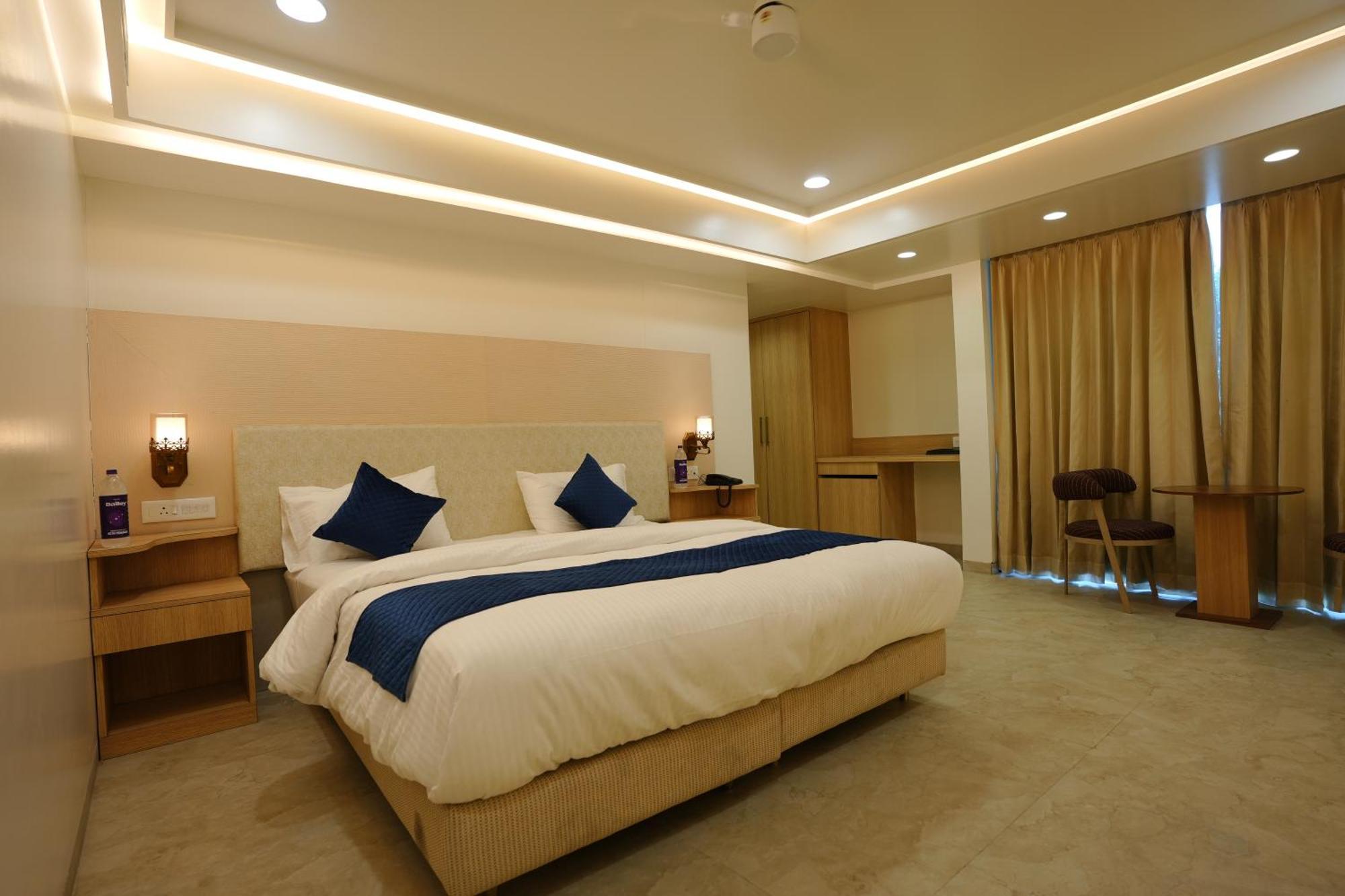 Hotel 6 Seasons, Koregoan Park, プネ エクステリア 写真