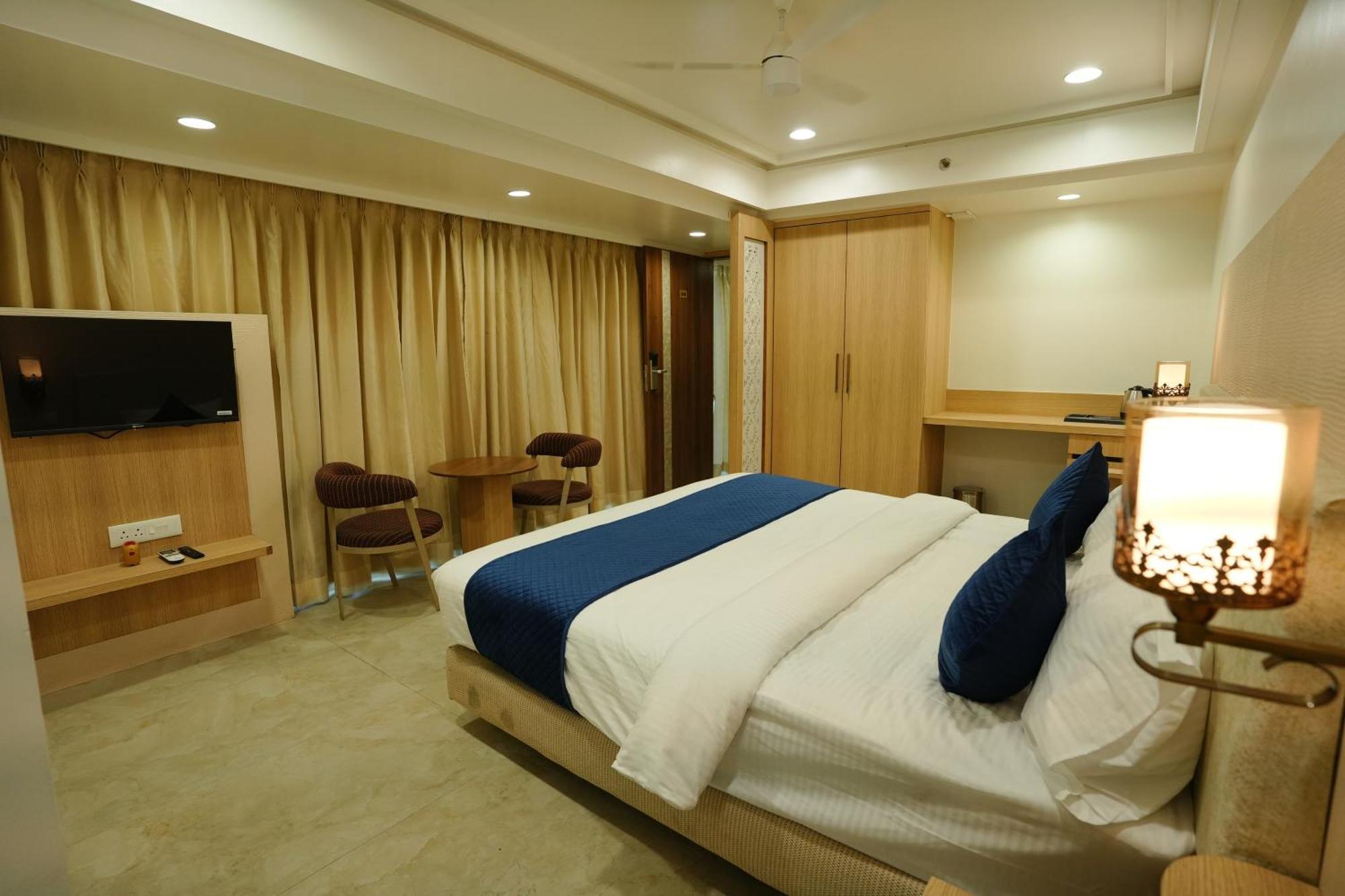 Hotel 6 Seasons, Koregoan Park, プネ エクステリア 写真