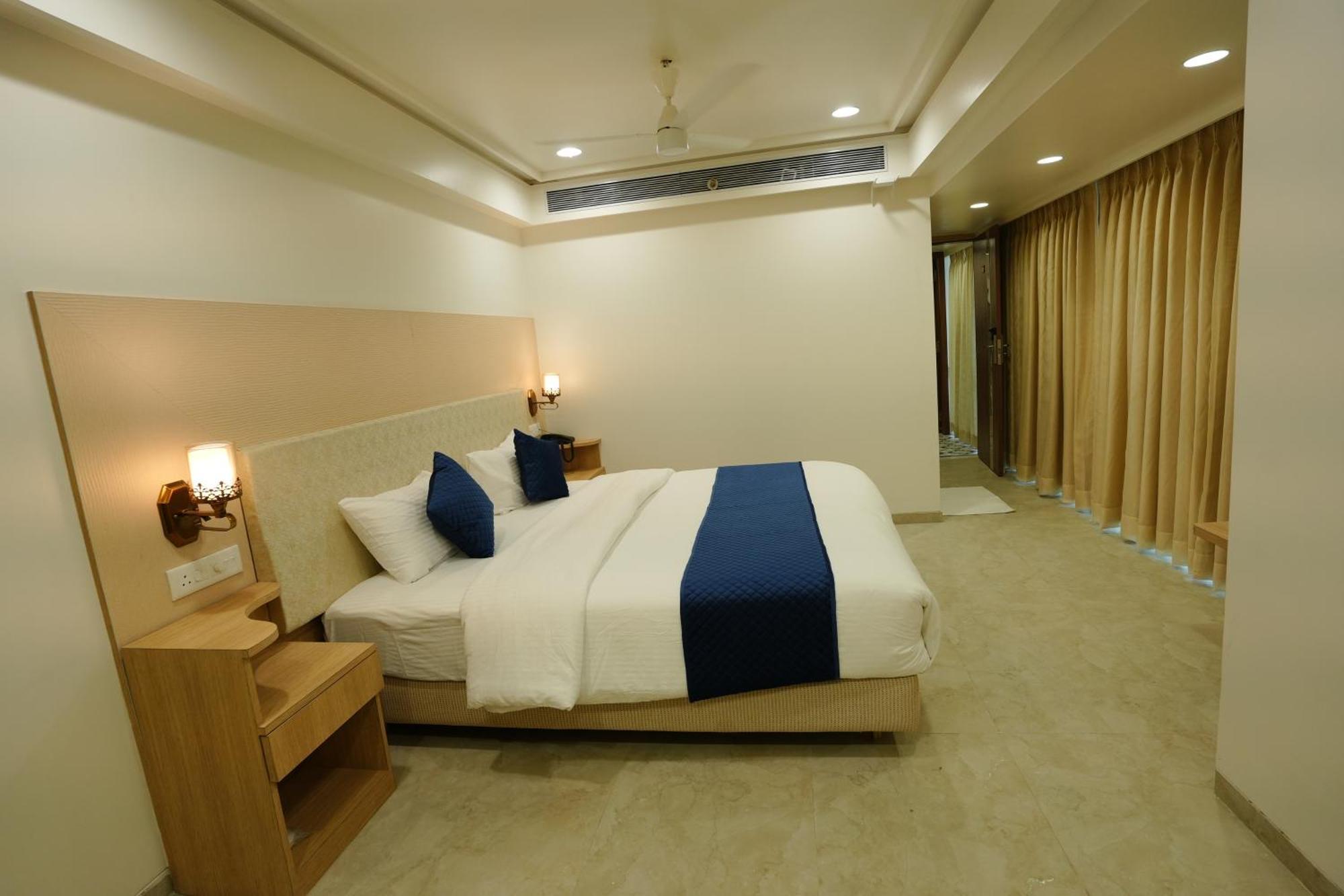 Hotel 6 Seasons, Koregoan Park, プネ エクステリア 写真