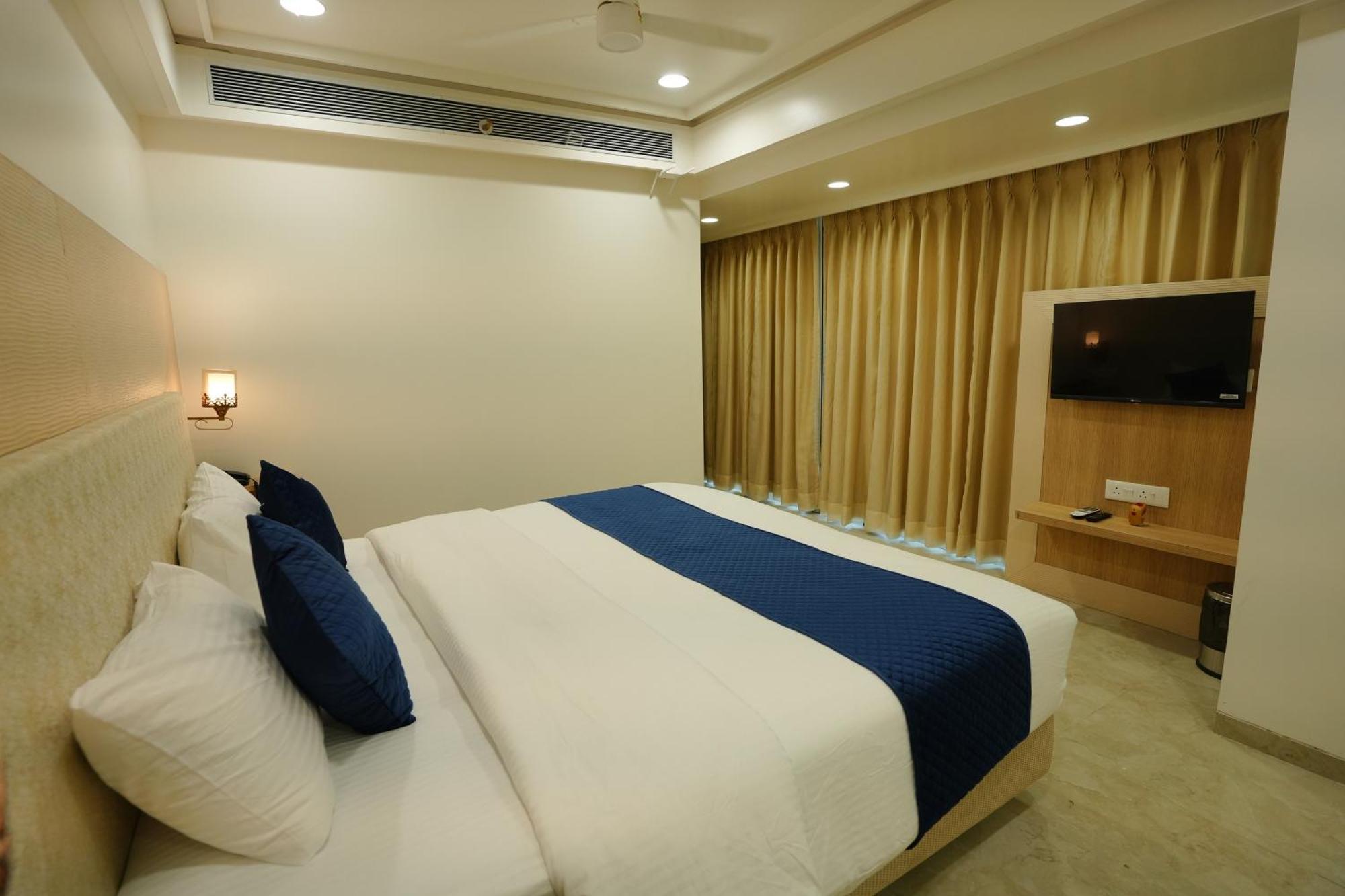 Hotel 6 Seasons, Koregoan Park, プネ エクステリア 写真