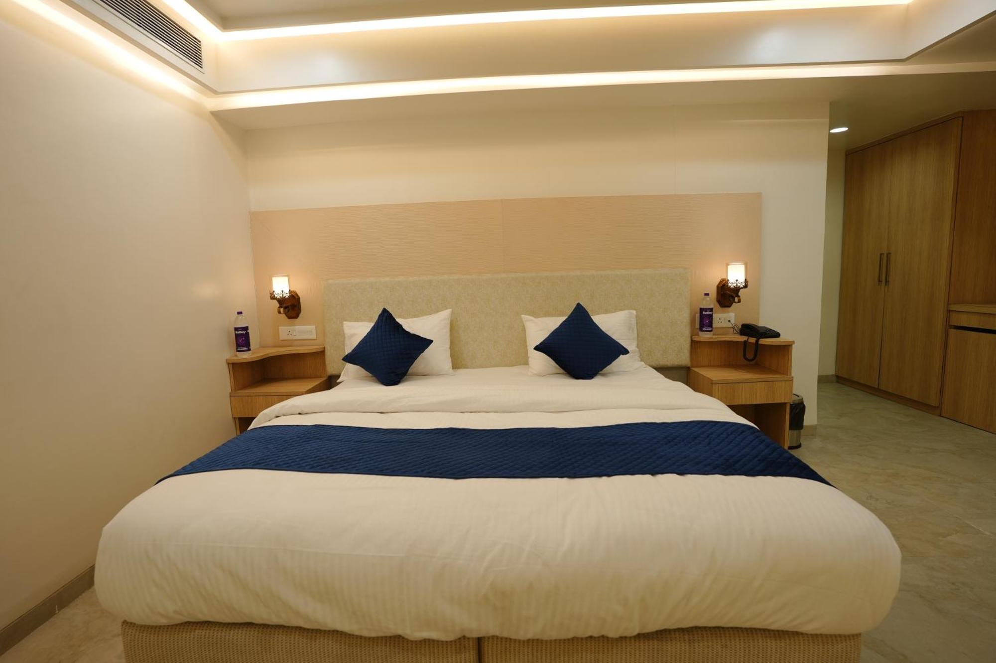 Hotel 6 Seasons, Koregoan Park, プネ エクステリア 写真