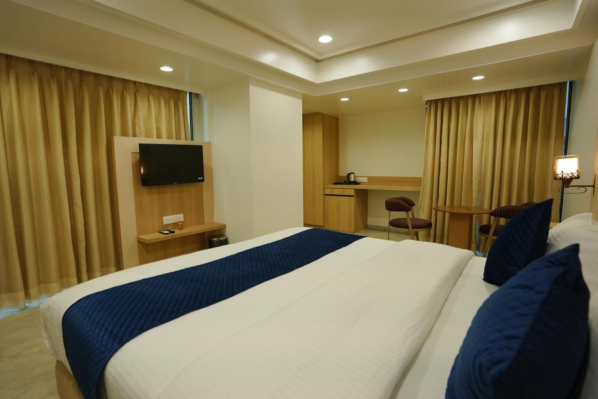Hotel 6 Seasons, Koregoan Park, プネ エクステリア 写真