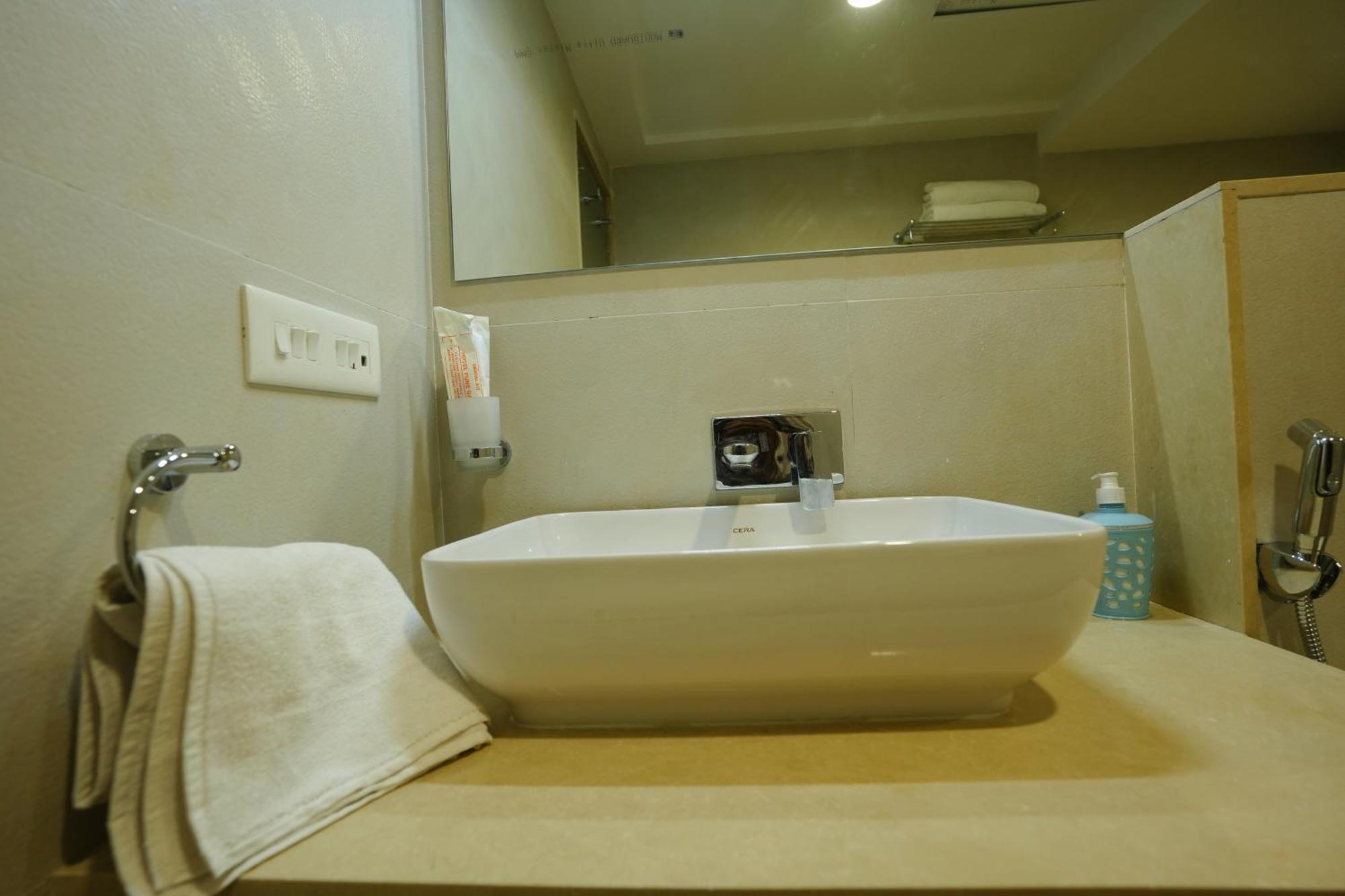 Hotel 6 Seasons, Koregoan Park, プネ エクステリア 写真