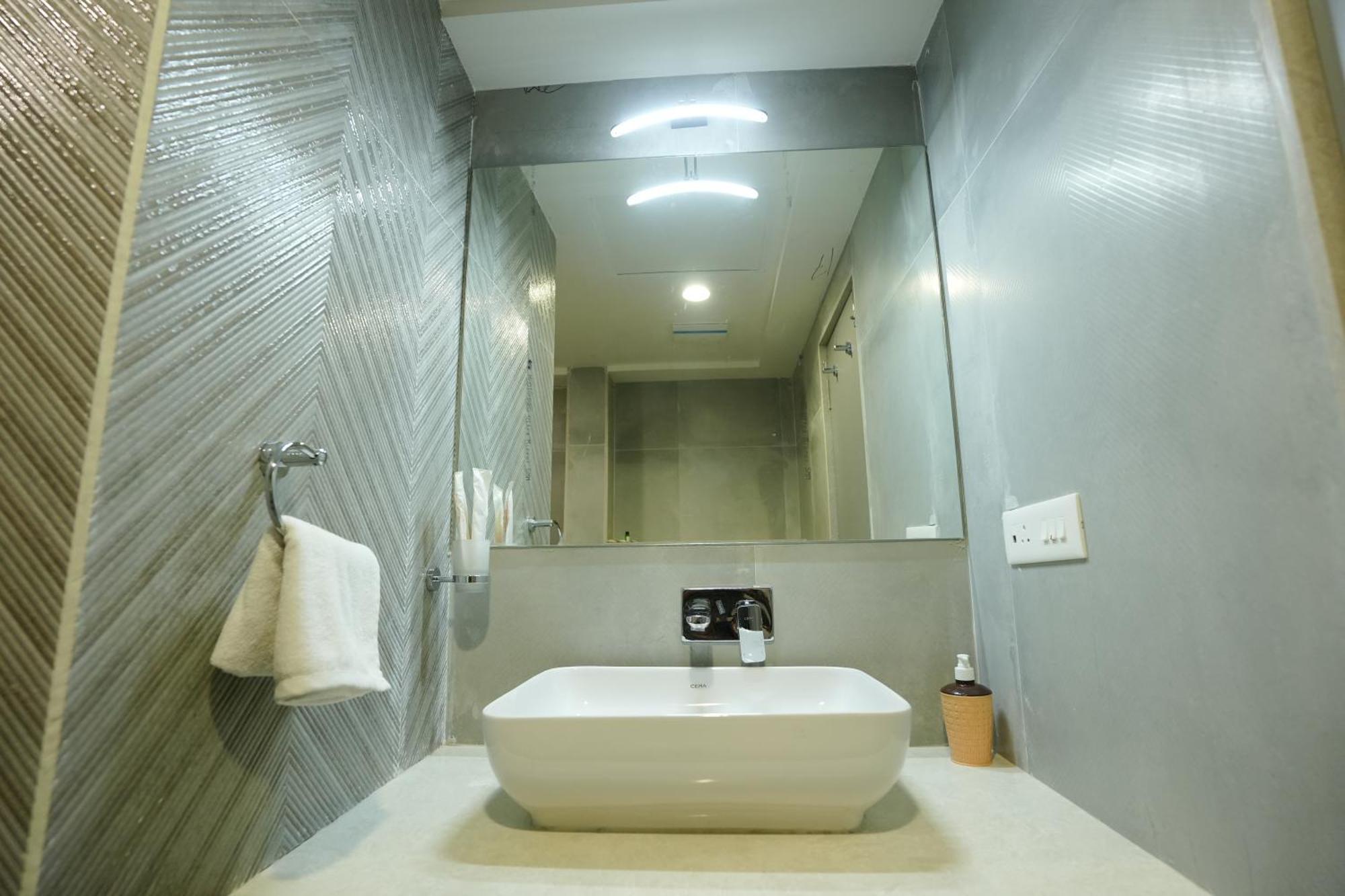 Hotel 6 Seasons, Koregoan Park, プネ エクステリア 写真