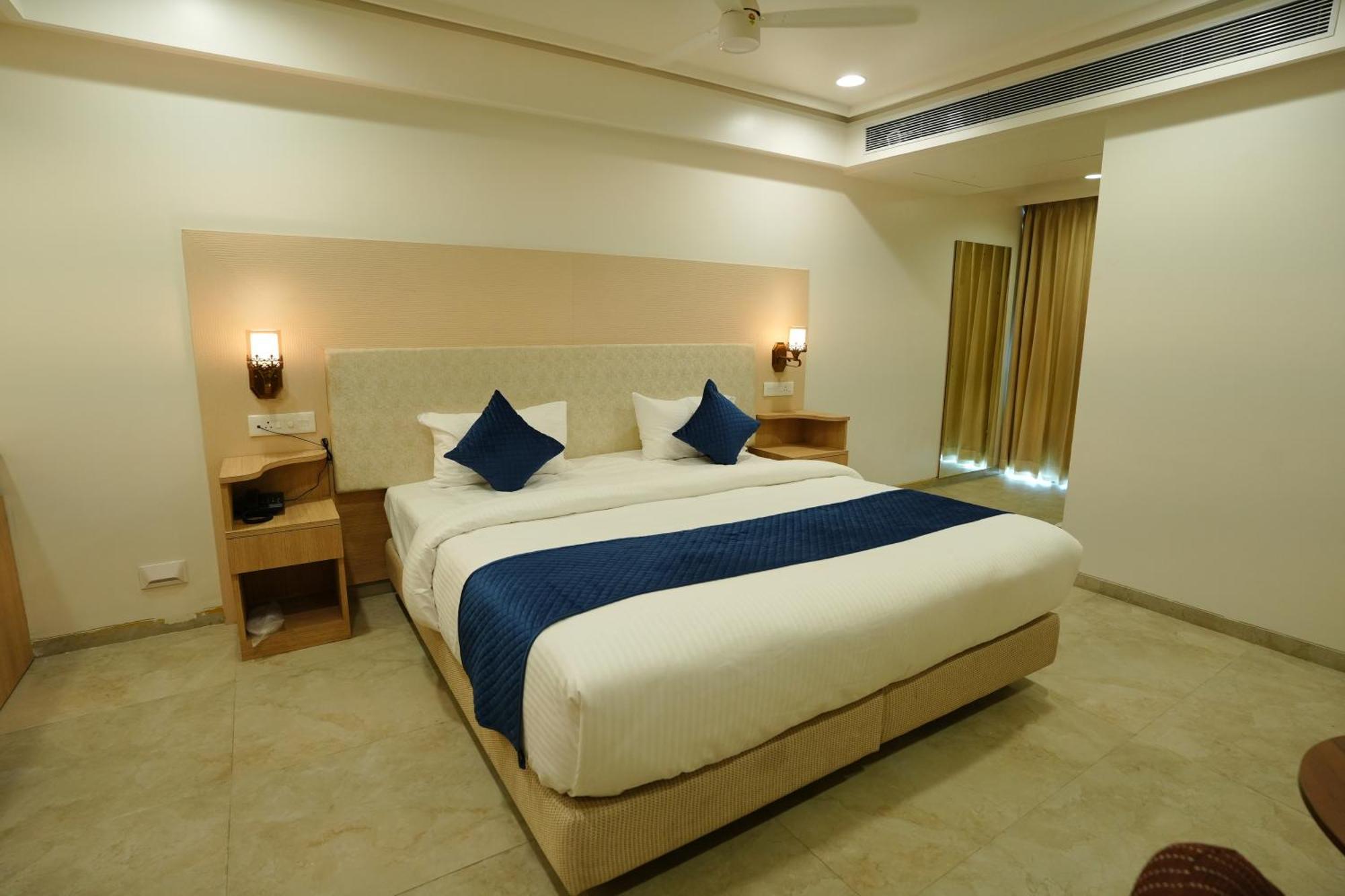 Hotel 6 Seasons, Koregoan Park, プネ エクステリア 写真