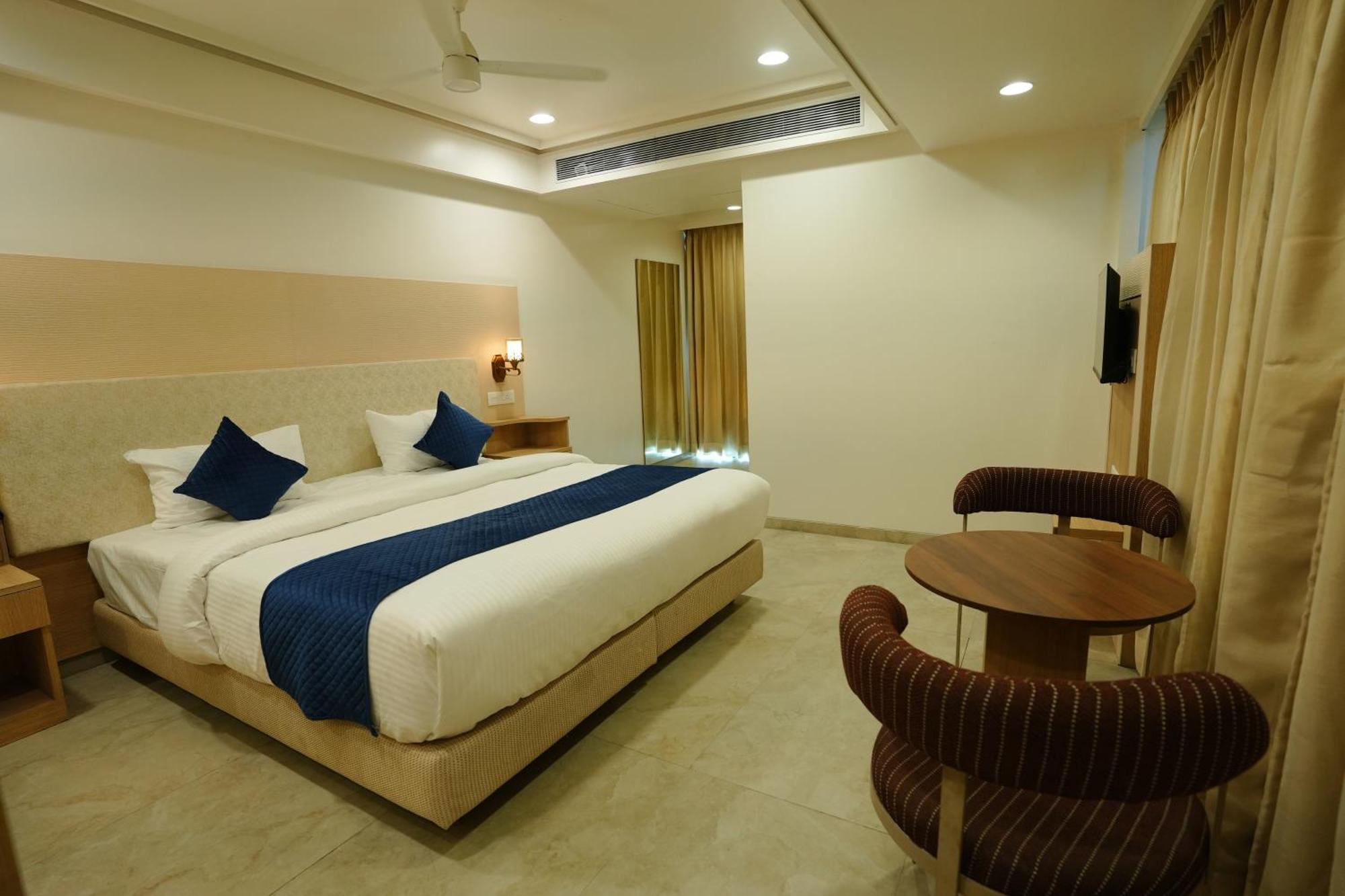 Hotel 6 Seasons, Koregoan Park, プネ エクステリア 写真