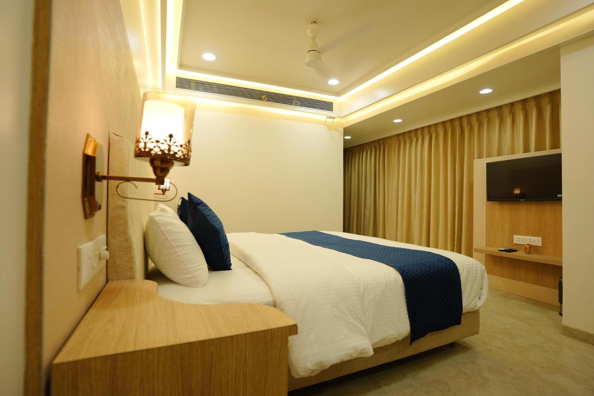 Hotel 6 Seasons, Koregoan Park, プネ エクステリア 写真