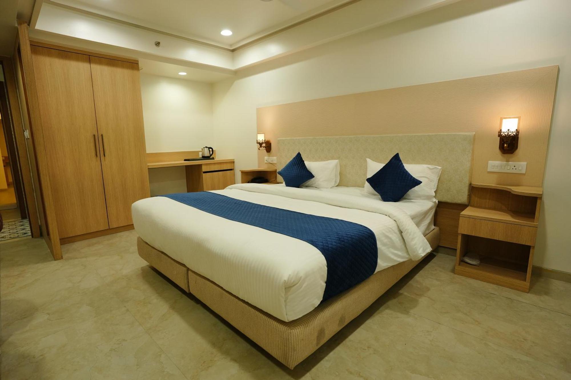Hotel 6 Seasons, Koregoan Park, プネ エクステリア 写真