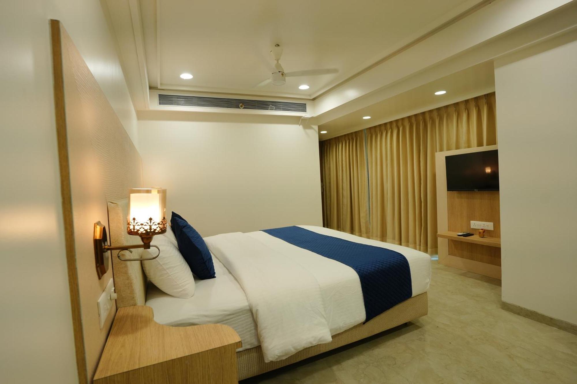 Hotel 6 Seasons, Koregoan Park, プネ エクステリア 写真