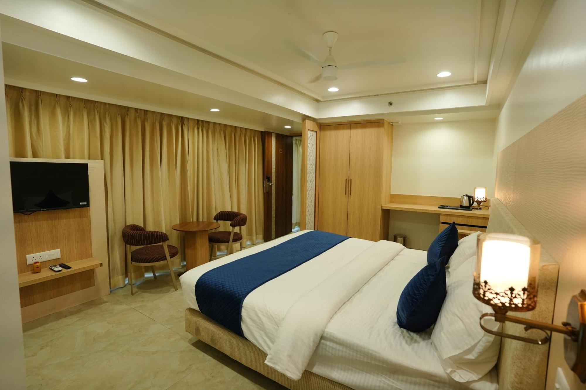 Hotel 6 Seasons, Koregoan Park, プネ エクステリア 写真