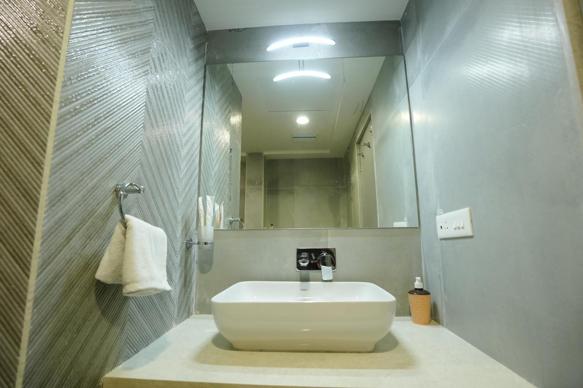 Hotel 6 Seasons, Koregoan Park, プネ エクステリア 写真